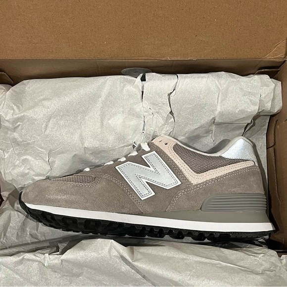New Balance 574 Women’s Sneakers Grey White Size 9.5 US WOMEN - Picture 12 of 13
